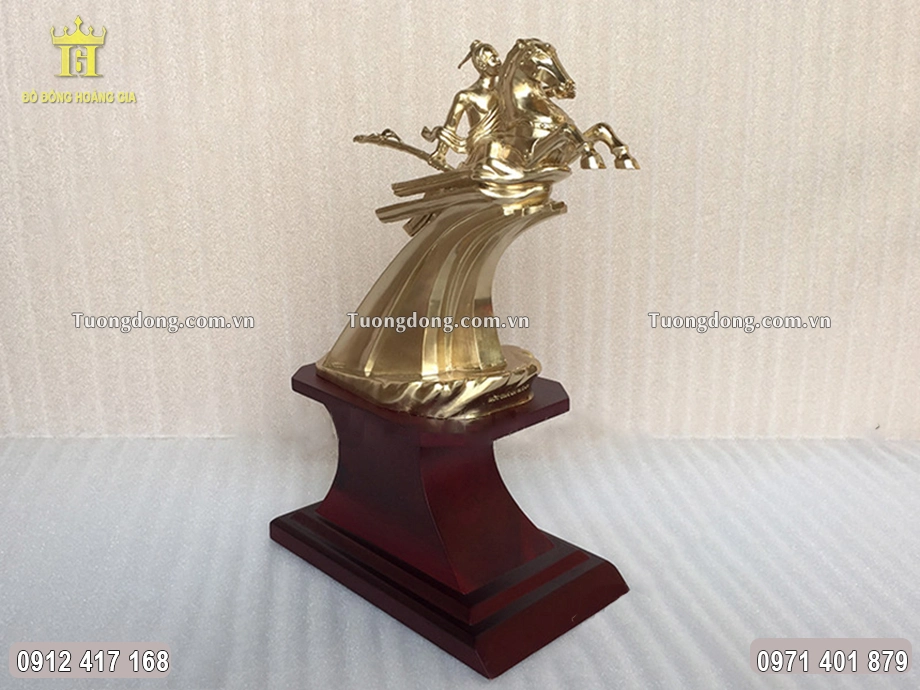 Bệ đỡ được làm bằng gỗ tự nhiên chắc chắn